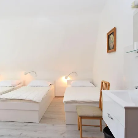 Spacious Holiday In With Private Garden Nyaraló